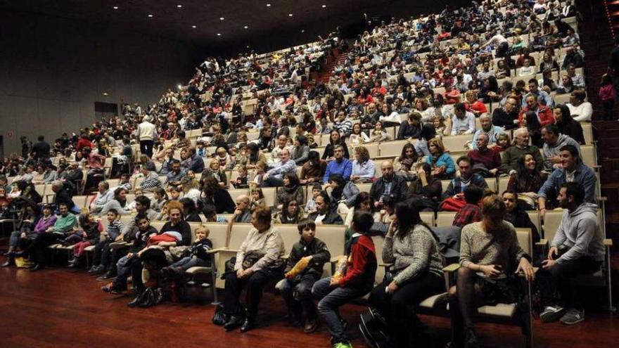 O Rei León vuelve a abarrotar el Auditorio Municipal