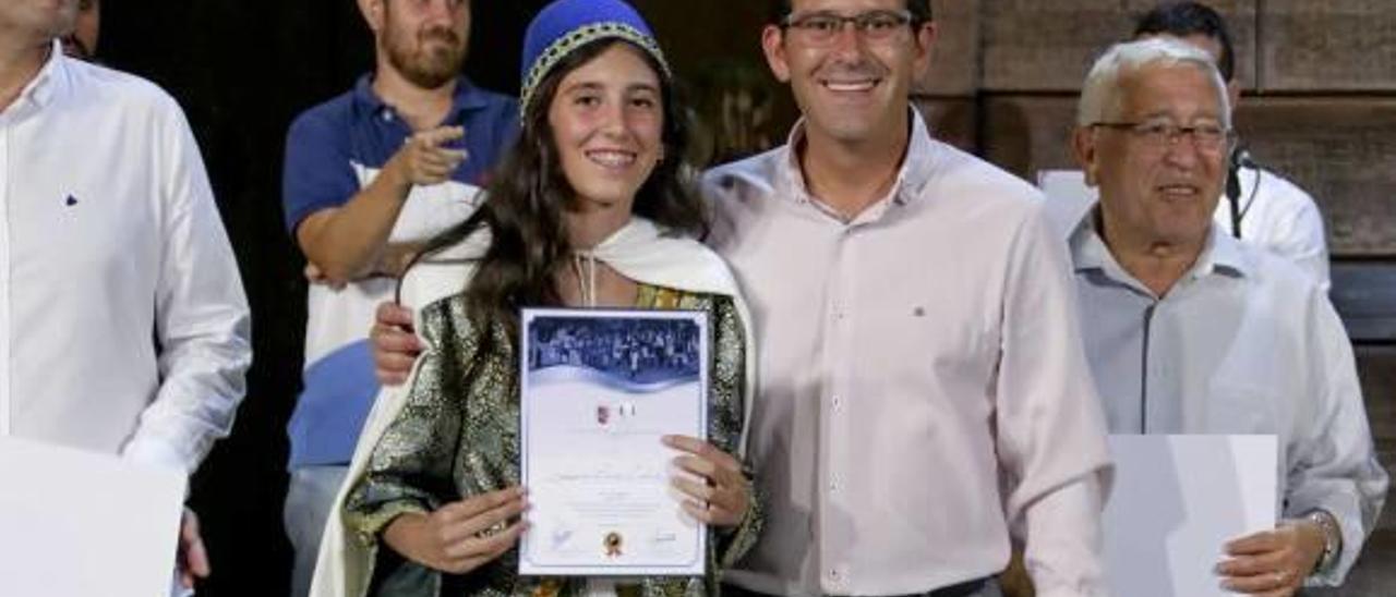 El alcalde y el presidente de Festers, con Lucía Insa anteanoche tras el concurso.
