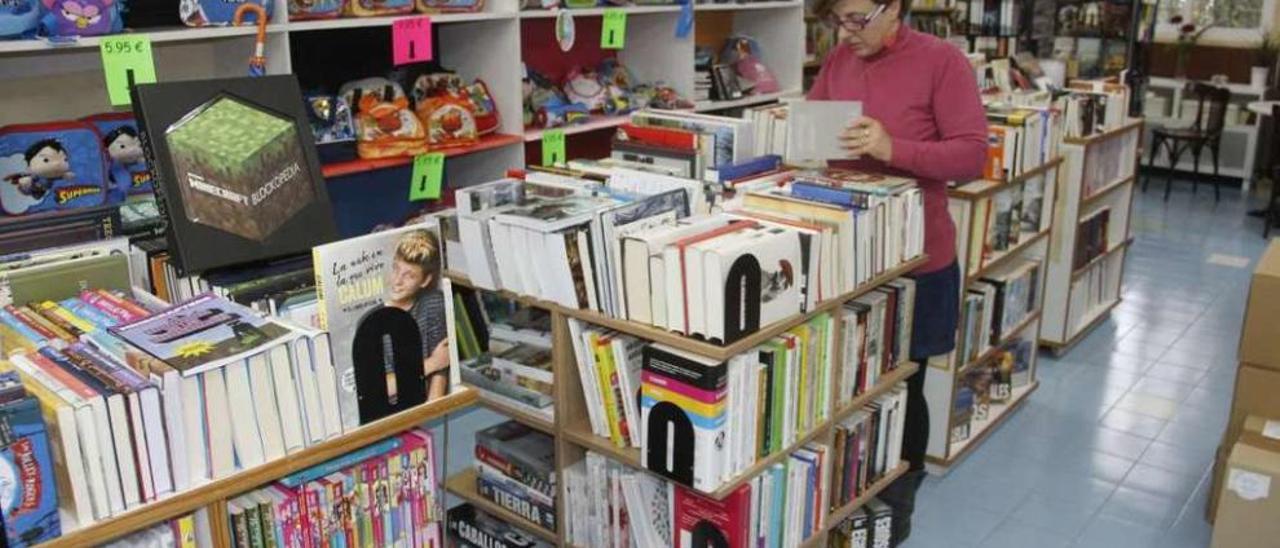 Margarida García, empleada de la librería Pontillón de Moaña, durante su jornada de ayer. // Santos Álvarez