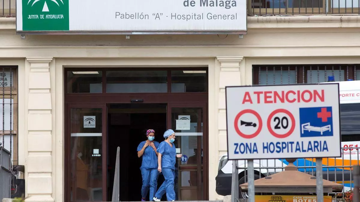 Una comida de Navidad de sanitarios en Málaga deja ya 68 contagiados por covid