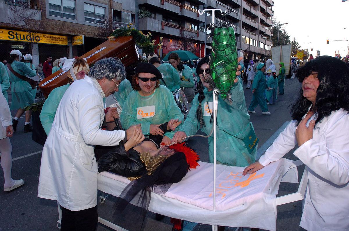 Os Tarteiras, en la comparsa sanitaria de 2004.