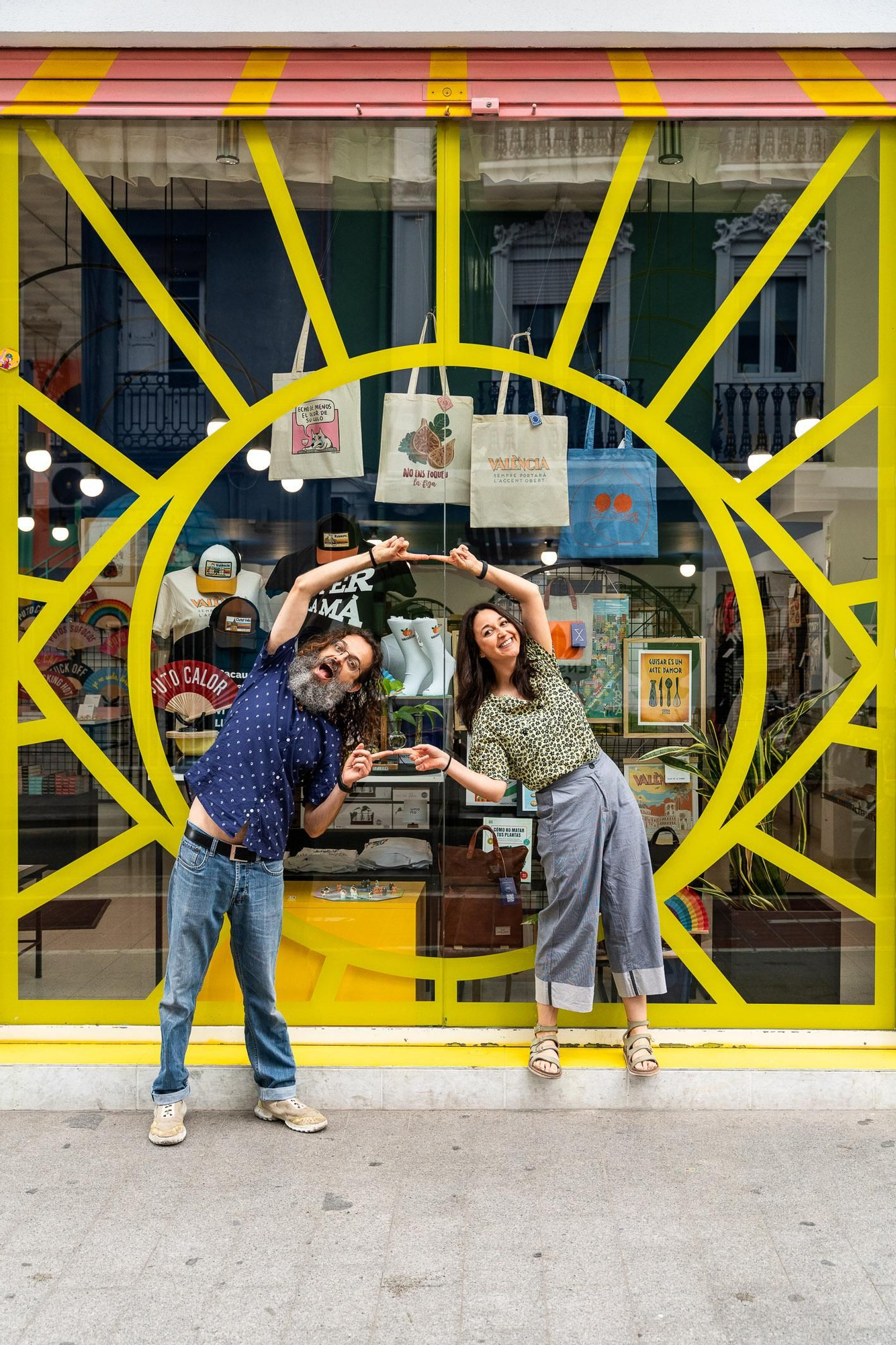 Esther y Álvaro en la fachada de Gnomo.