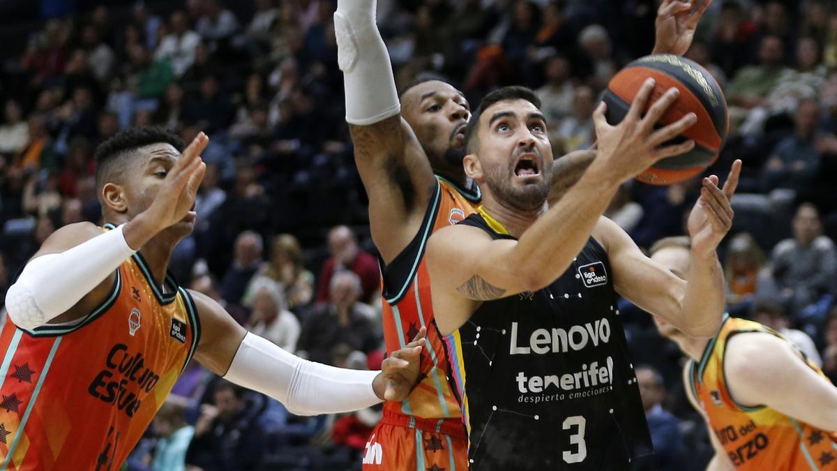 Jaime Fernández penetra ante la defensa de Rivero (i) y Evans.