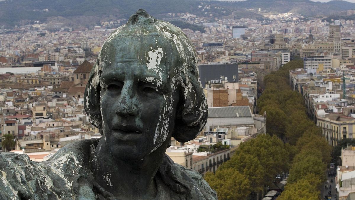 El Mundo Today | La estatua de Colón de Barcelona se tapa los ojos para no ver las celebraciones del 12 de octubre