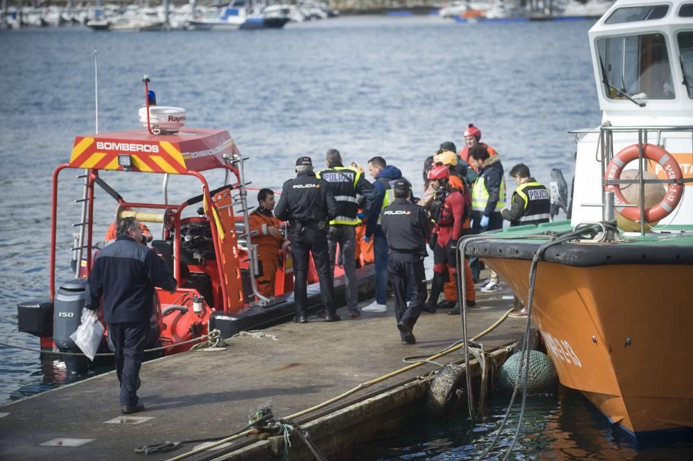 Todo apunta a que se trata del cuerpo de la joven ourensana desaparecida en la ensenada hace diez días. El cuerpo fue llevado al muelle de Oza para su traslado al Instituto Anatómico Forense