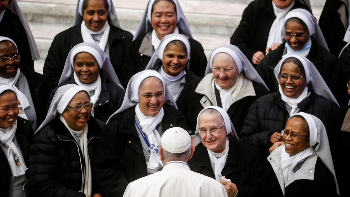 Varias monjas con el Papa Francisco. EPC