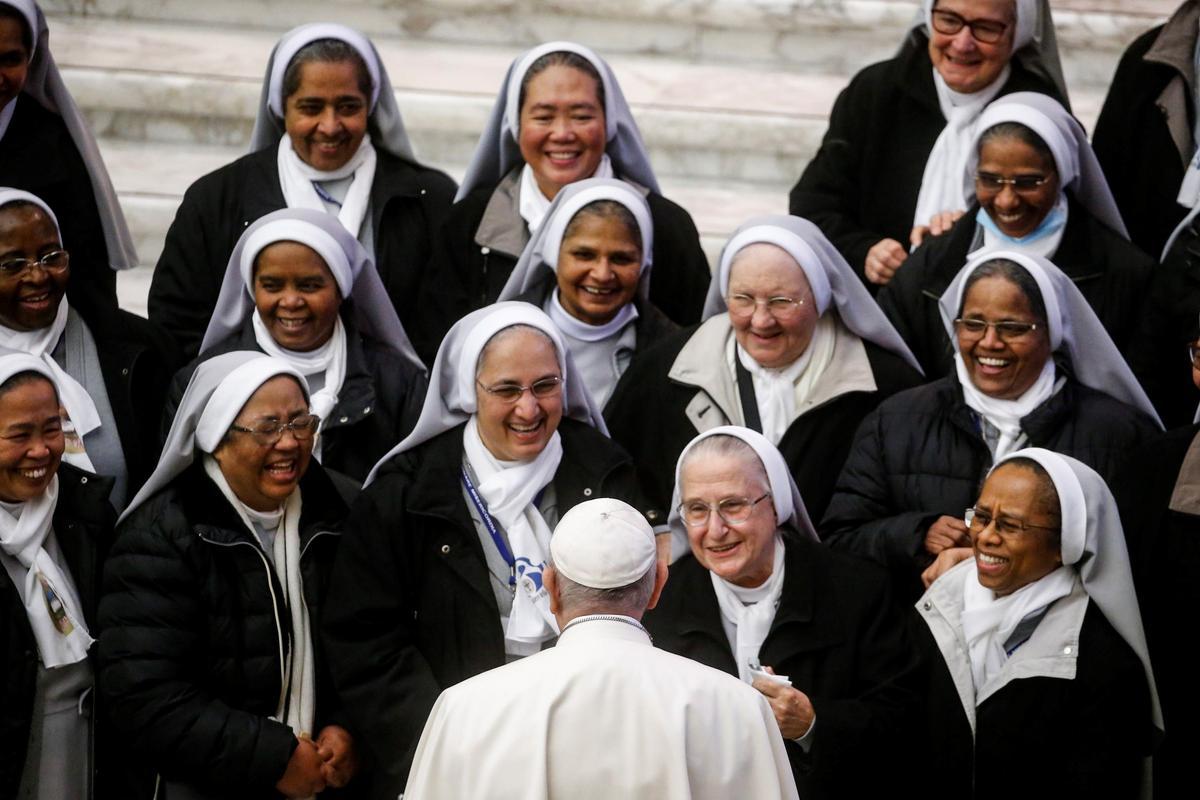 Varias monjas con el Papa Francisco. EPC