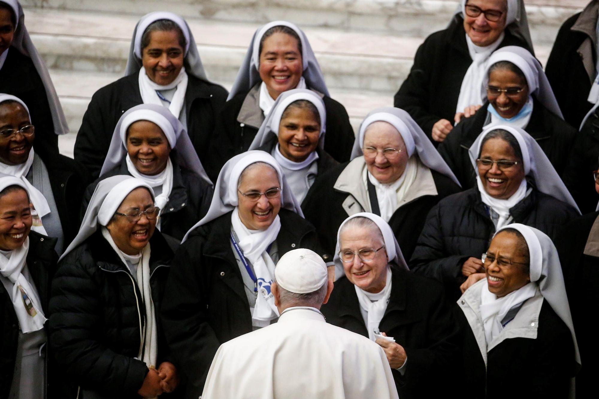 Varias monjas con el Papa Francisco.