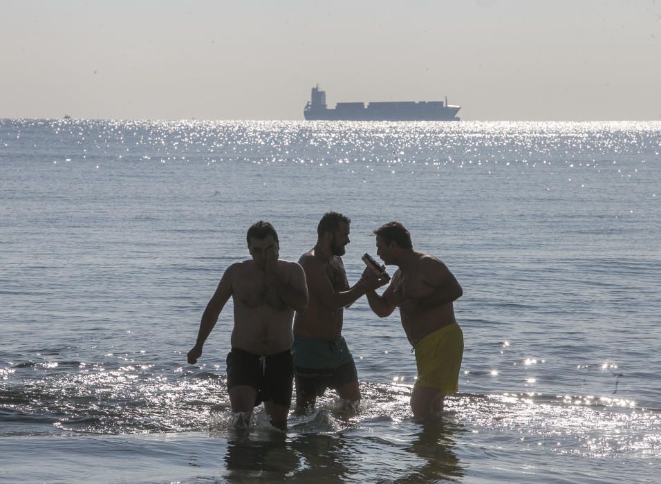 Los ortodoxos celebran en Alicante el bautismo de Jesús con la bendición del mar y con el rito de nadar en busca de la cruz