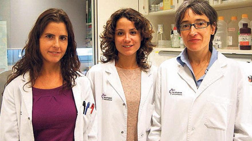 Fotografía del equipo de las investigadoras Ana Artero (izq.), Andrea Feliciano (c.) y Matilde Lleonart, del Vall d´Hebron Institut de Recerca de Barcelona, facilitada por la fundación BBVA. // Efe