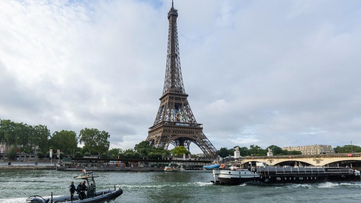 Barcos inspeccionan el estado del Sena antes de la Ceremonia Inaugural