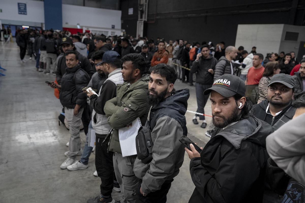 Unas 3000 personas migrantes hacen cola en La Farga de L'Hospitalet para pedir la regularización