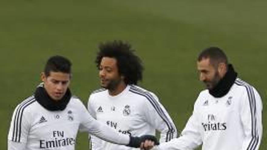 James, Marcelo y Karim Benzema entrenan ayer.