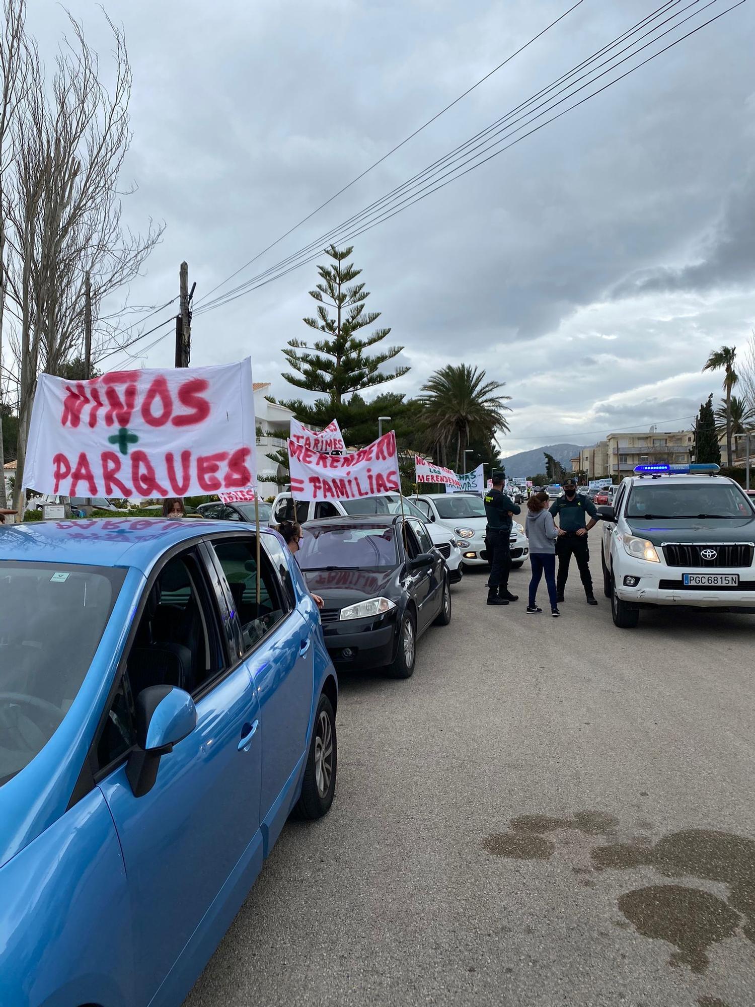 Unos 200 coches desfilan en defensa de los parques de las playas en Pollença