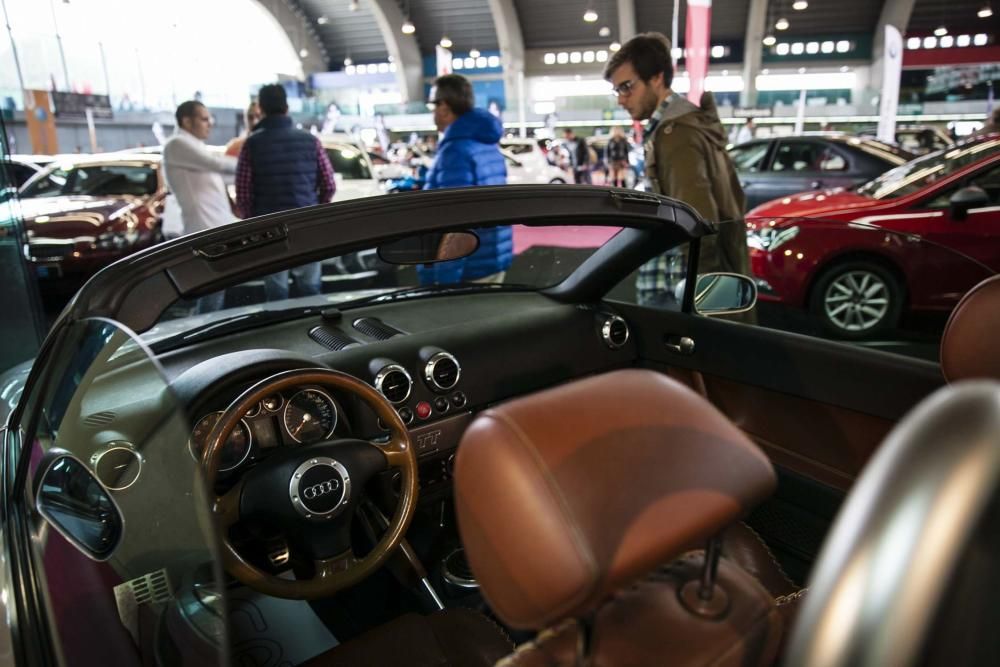 Salón del automóvil en el pabellón de exposiciones en Avilés