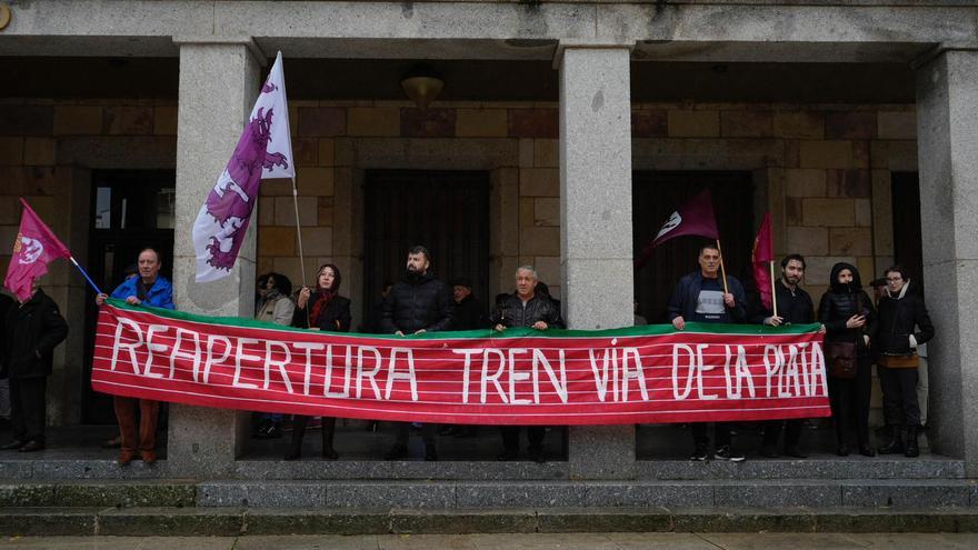 Concentración por el tren Ruta de la Plata en Zamora: reivindicación del Corredor ferroviario del Oeste