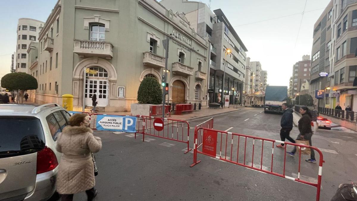 Las vallas acotan el recinto y señalan el camino para poder acceder al párking subterráneo de la plaza Major de Vila-real. | GABRIEL UTIEL