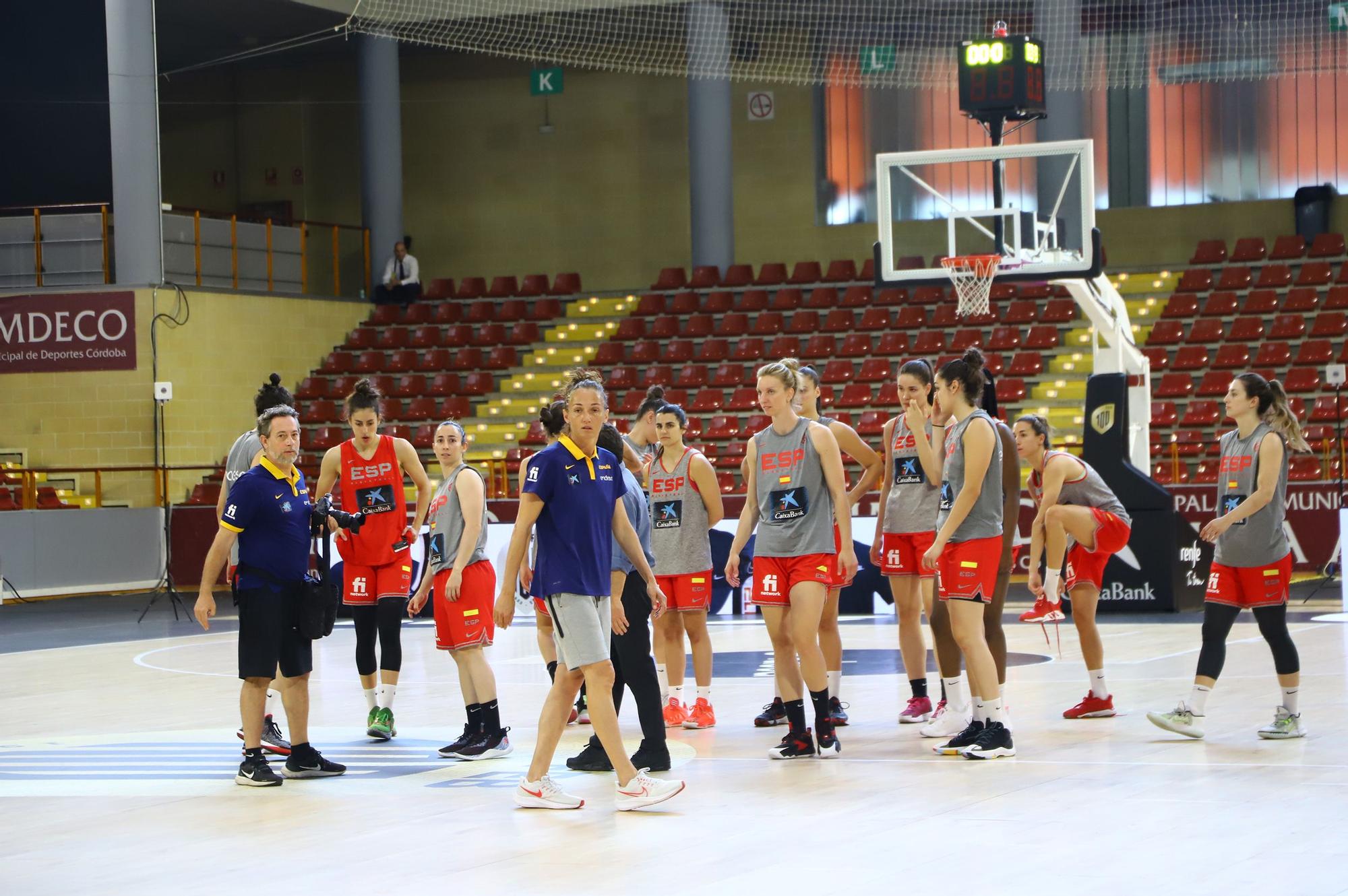 La selección española femenina de baloncesto con el alcalde de Córdoba, en imágenes