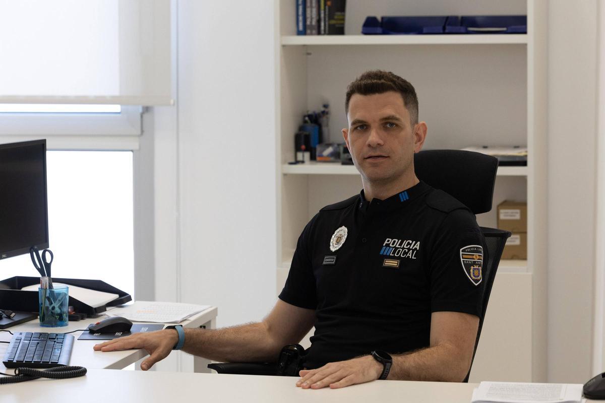 Tomás Monzó posa en su despacho para Diario de Ibiza.