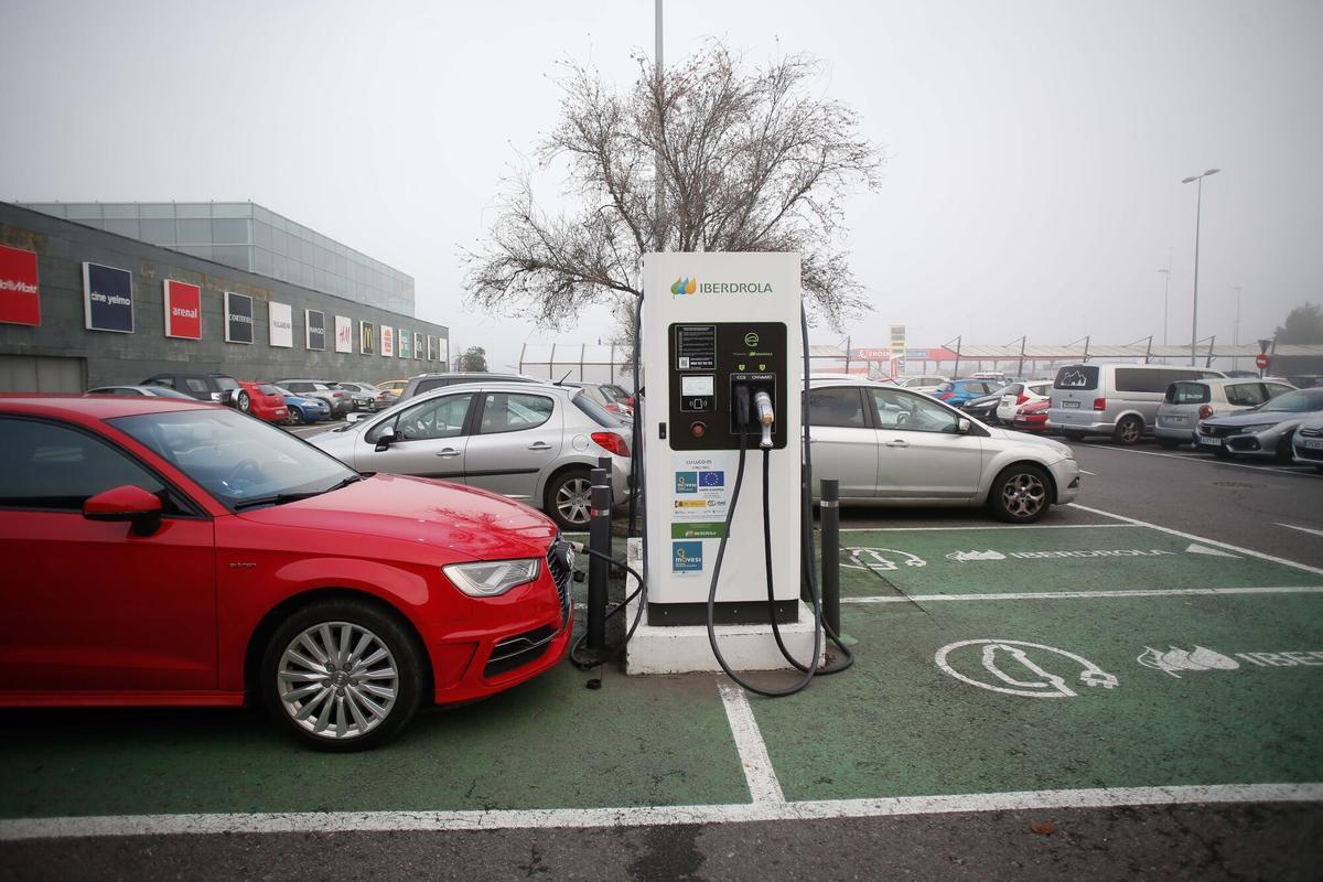 Un vehículo en un punto de carga en una electrolinera-