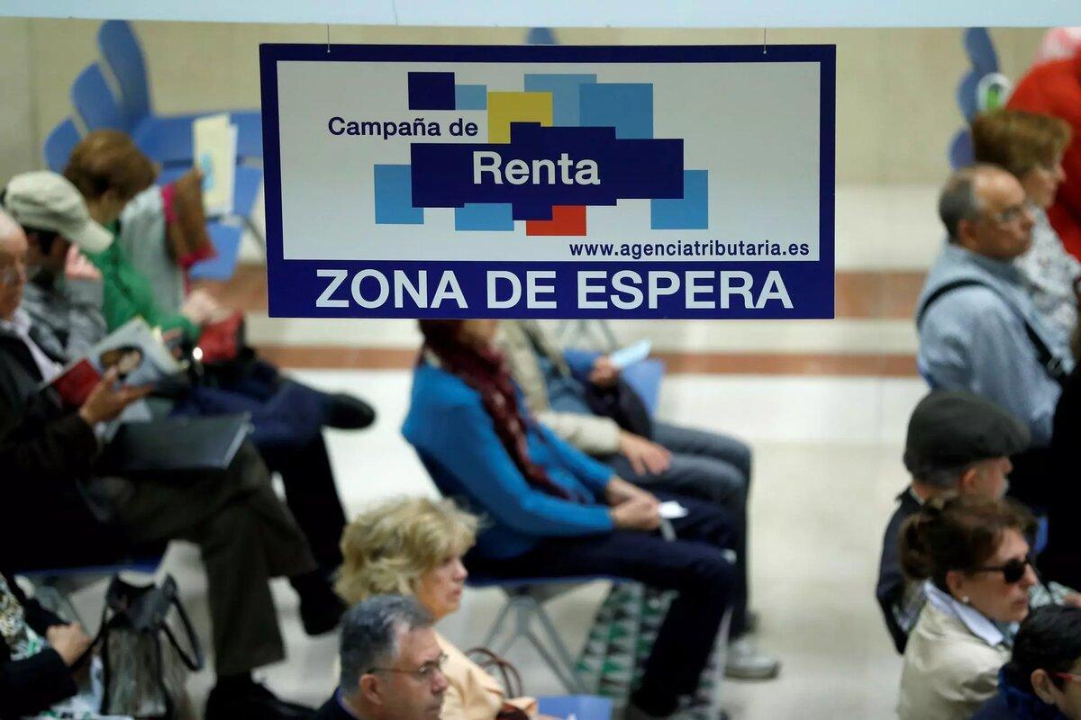 Contribuyentes esperan su turno para presentar la declaración de la Renta