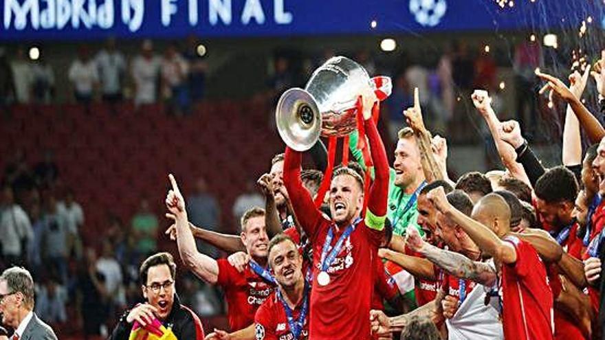 Els jugadors del Liverpool celebrant el títol, ahir, al Wanda Metropolitano.