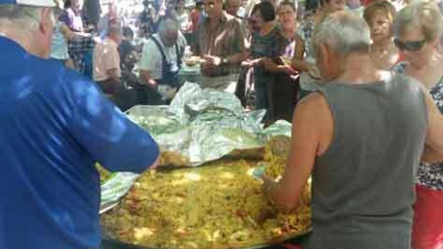 Sejas de Aliste disfruta de una gran paella en las fiestas del pasado año.