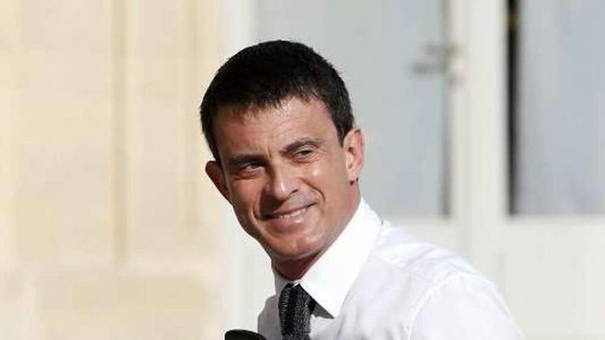 Manuel Valls, en el palacio presidencial. // Reuters