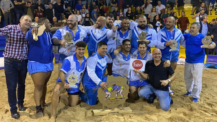 Los integrantes del Santa Rita, con el trofeo de campeón, festejan sobre la arena del terrero de Cruce de Arinaga su victoria frente al Guanarteme.