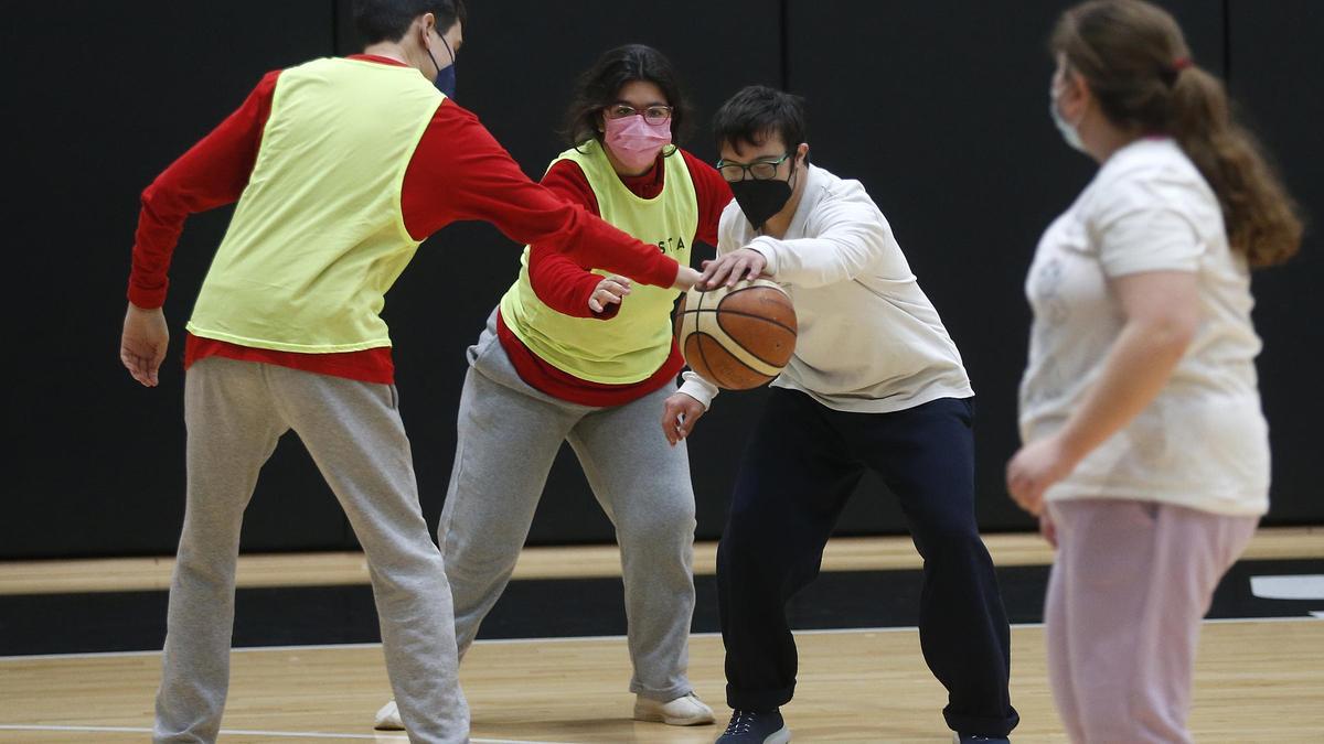 L’Alqueria del Basket es la casa del baloncesto europeo de formación abierta para todos y el pasado miércoles varios colegios de educación especial de la Comunitat pudieron comprobarlo por ellos mismos.