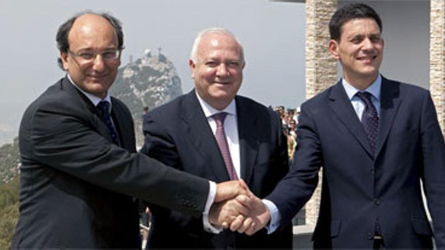 El ministro Moratinos cruza la verja de Gibraltar en una visita histórica