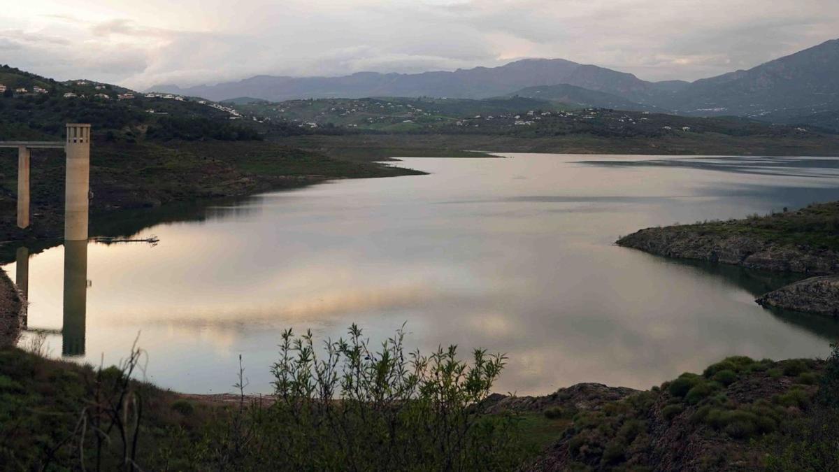 Los productores agrarios de la comarca de la Axarquía confían en que ante este nuevo escenario dispongan este verano de más caudal para riego.