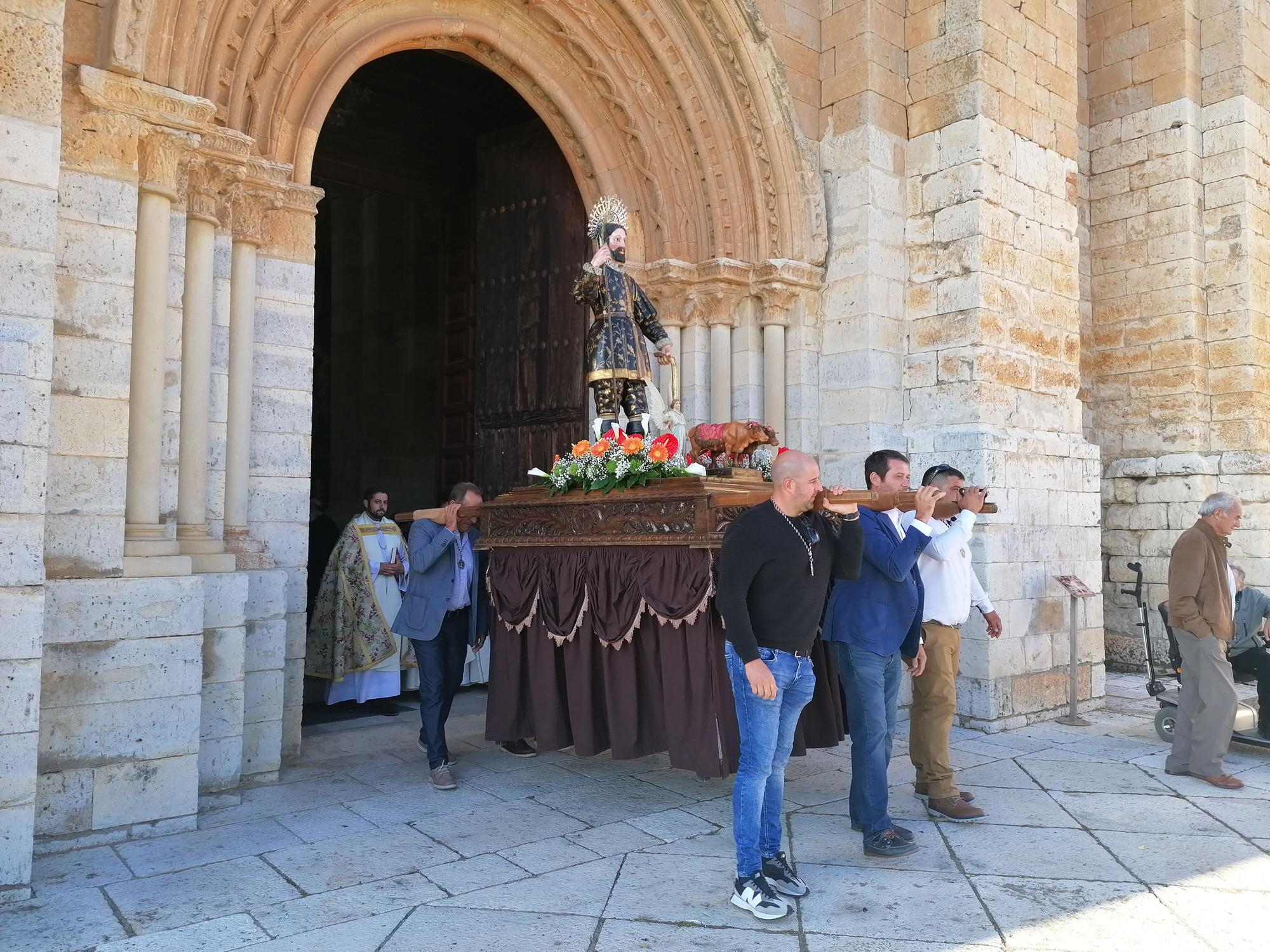 Toro implora a San Isidro que llueva