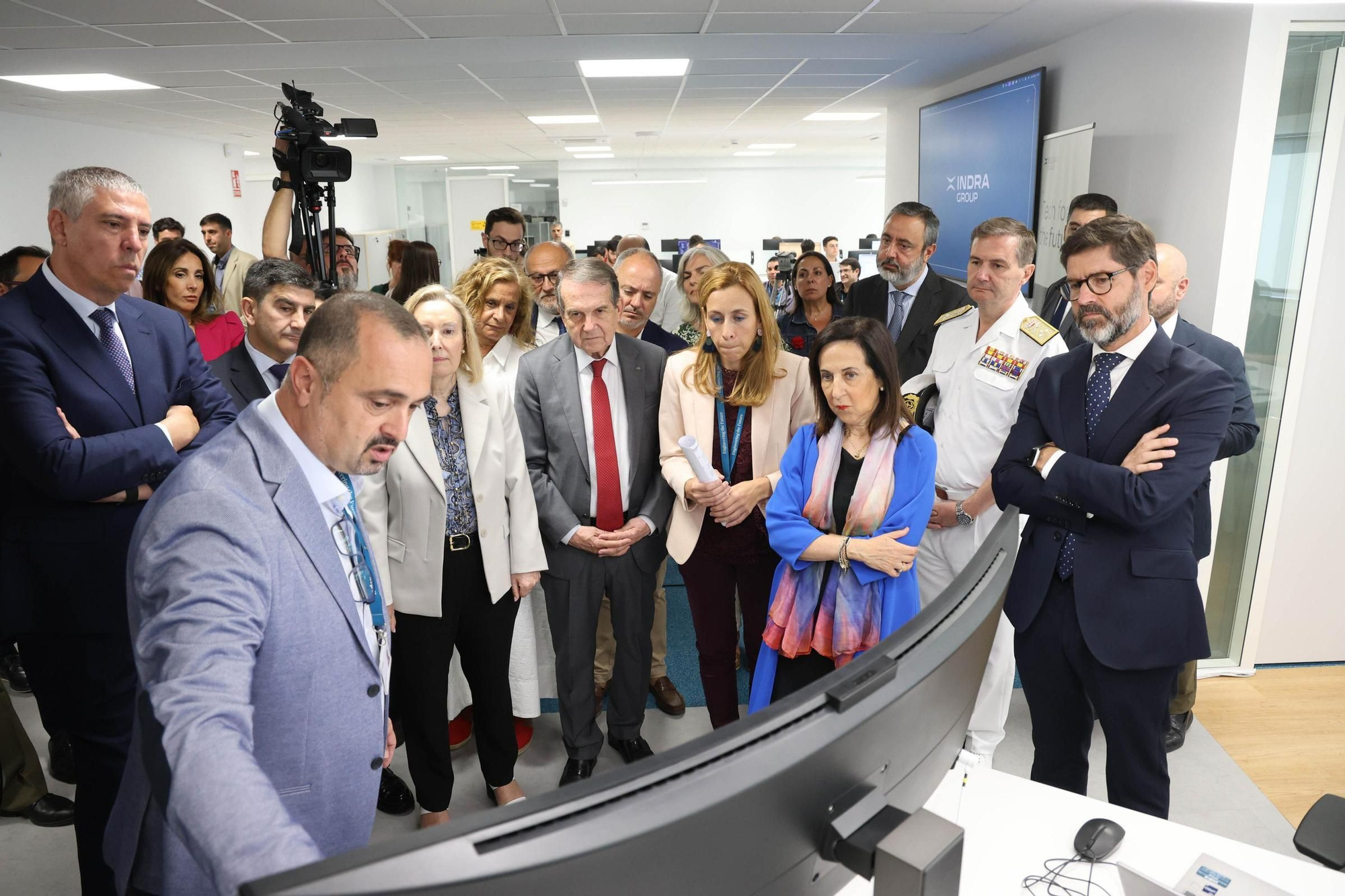 La ministra de Defensa, Margarita Robles, visita la sede de Indra en Vigo