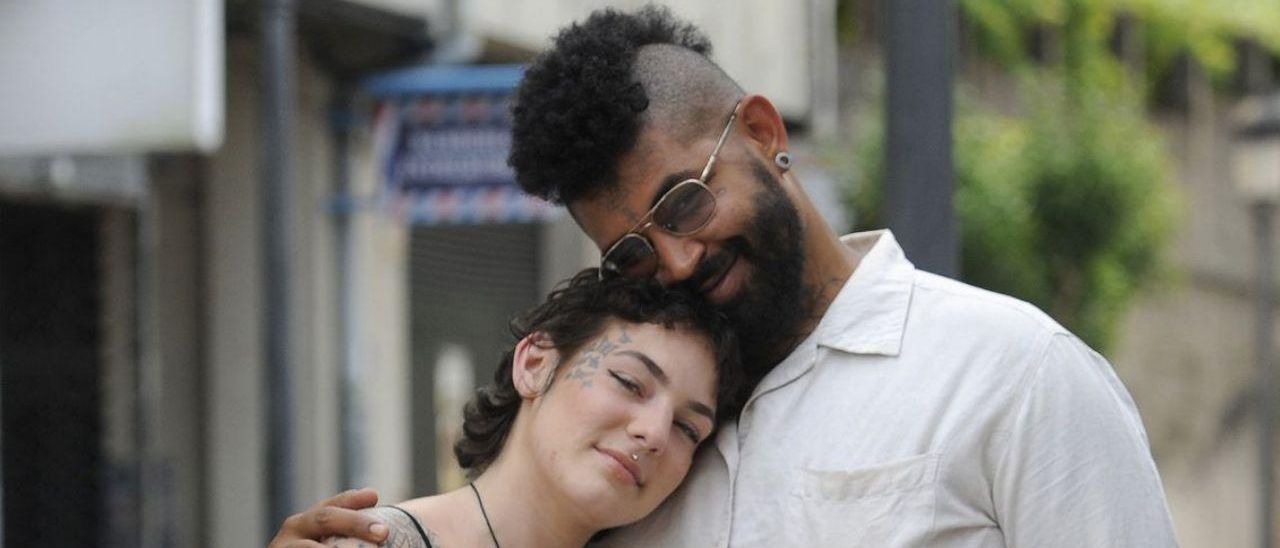 Silvia y Devon, ayer, en una calle de A Estrada. | // BERNABÉ / JAVIER LALÍN