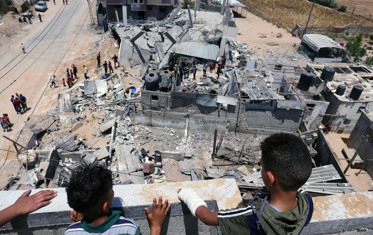 Gaza s’apaga sota les bombes