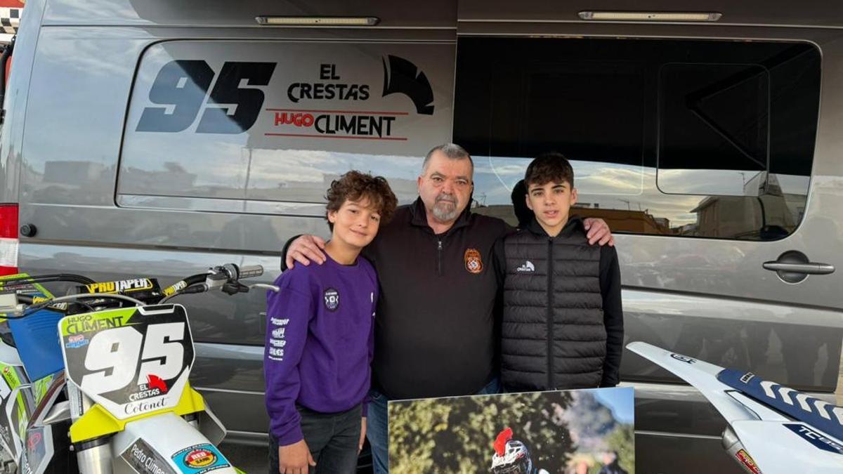 Los pilotos y el presidente del MC Gandia, en el acto del domingo