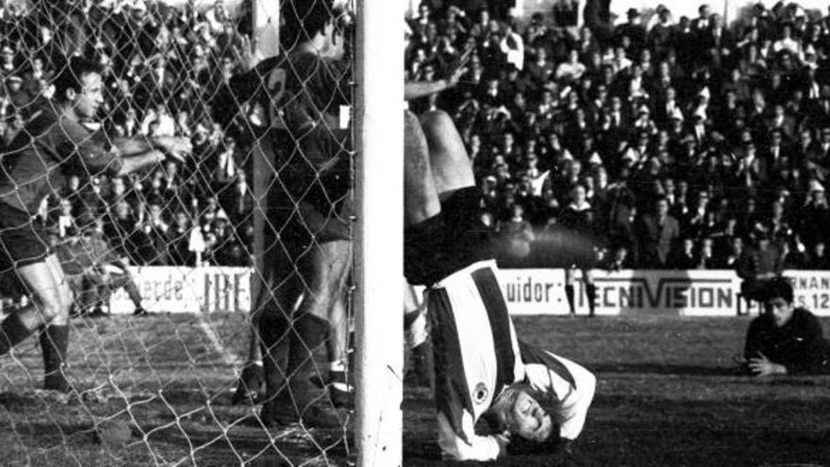 Supermán Toledo, en un gesto acrobático después de fallar una ocasión de gol con la camiseta del Hércules.