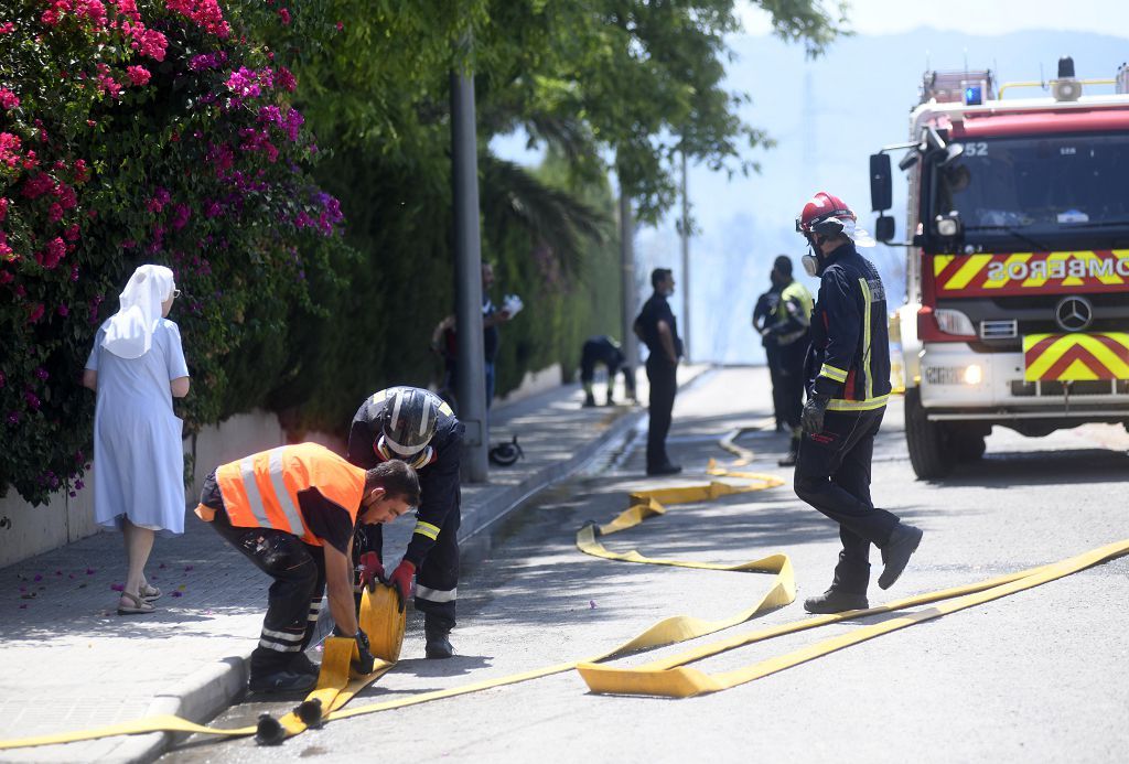 Las imágenes del incendio que ha obligado a desalojar un convento en Guadalupe