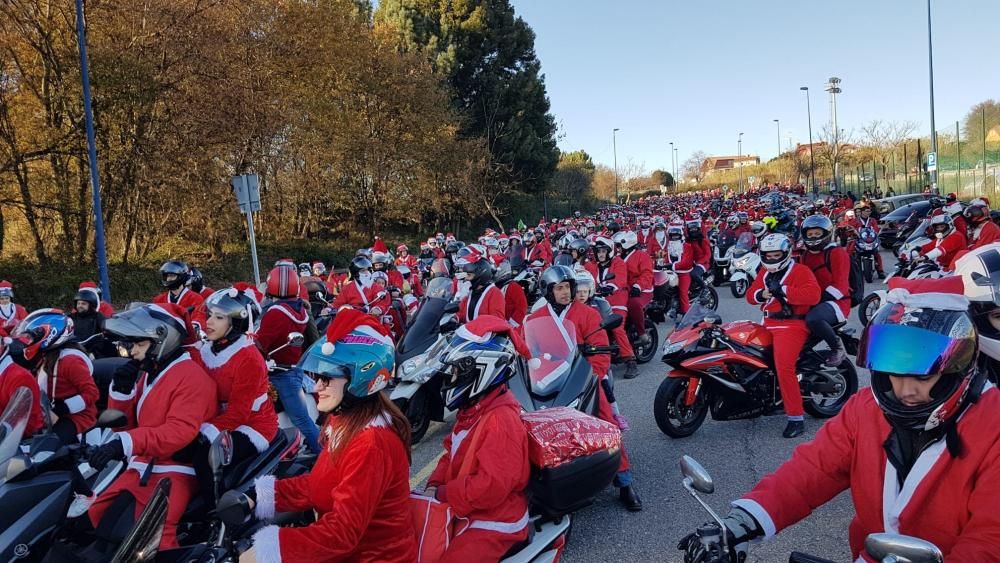 Un año más los papanoeles recorren las calles de Vigo, en un evento organizado por Moto Club Galicia y Revista Motera