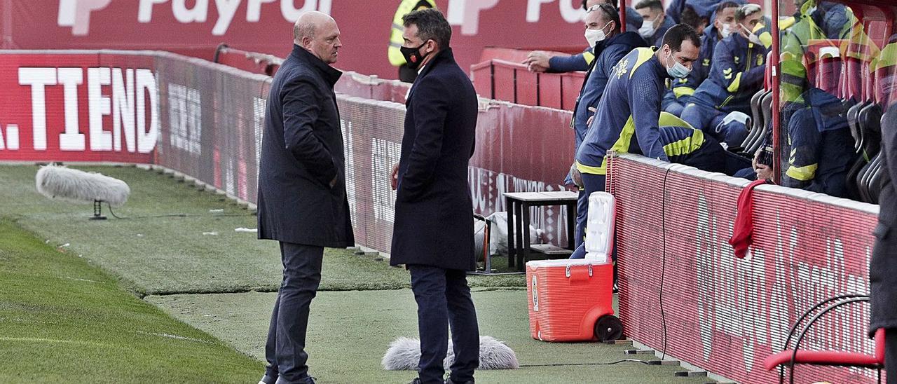 Luis García y Pepe Mel dialogan antes del partido.