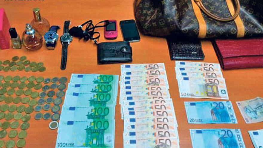 Dinero y efectos robados recuperados por la Guardia Civil.