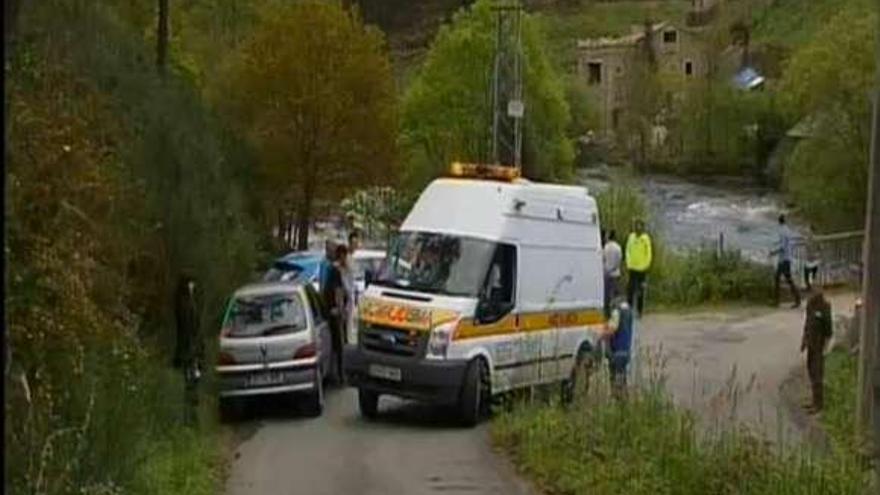 Una ambulancia, abandonando el lugar de los hechos. / imagen de crtvg