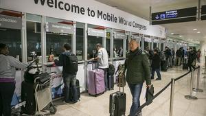  Llegada al aeropuerto de El Prat de congresistas del Mobile World Congress.