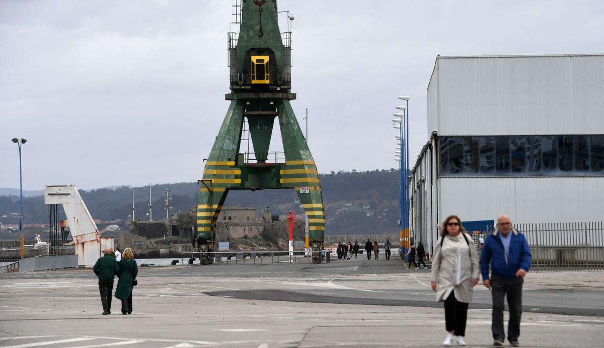 Paseantes en el muelle de Calvo Sotelo el día de su apertura al público.  | // CARLOS PARDELLAS