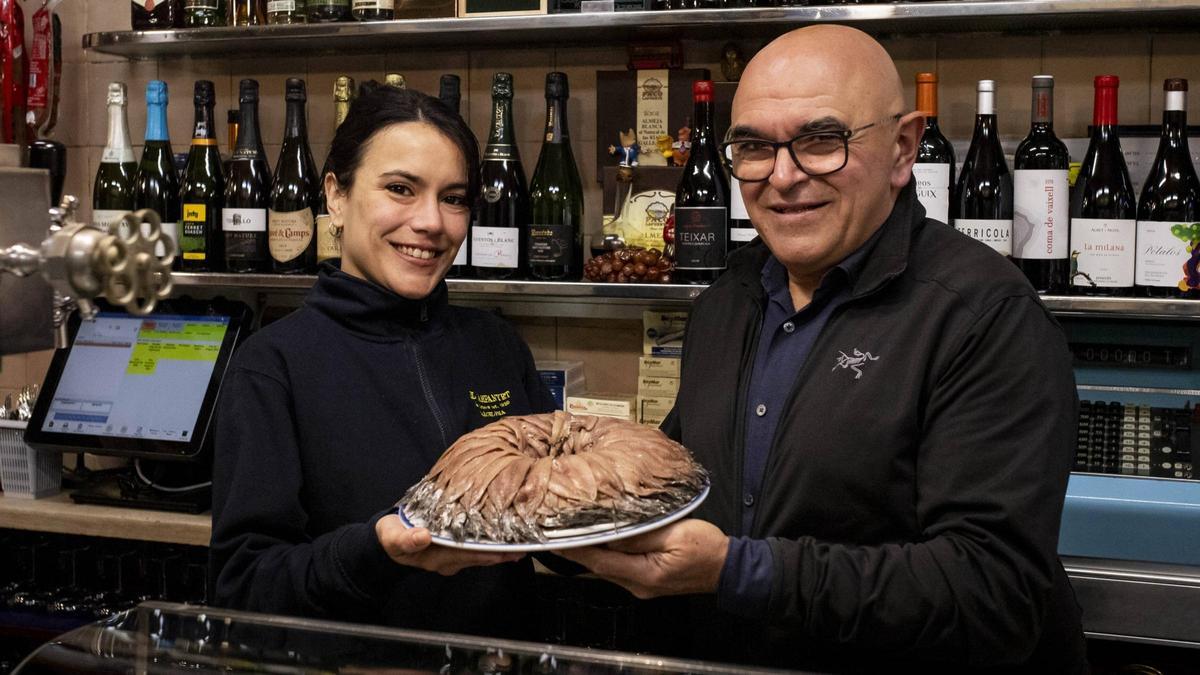 Laura y Joan Carles Ninou, con anchoas en El Xampanyet.