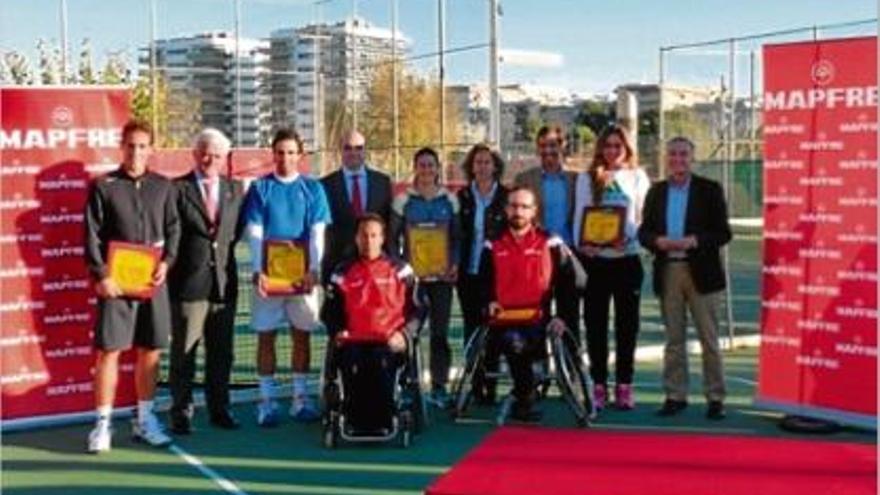 Laura Badosa (segona per la dreta) juntament amb la resta de finalistes ahir a Sant Joan Despí.