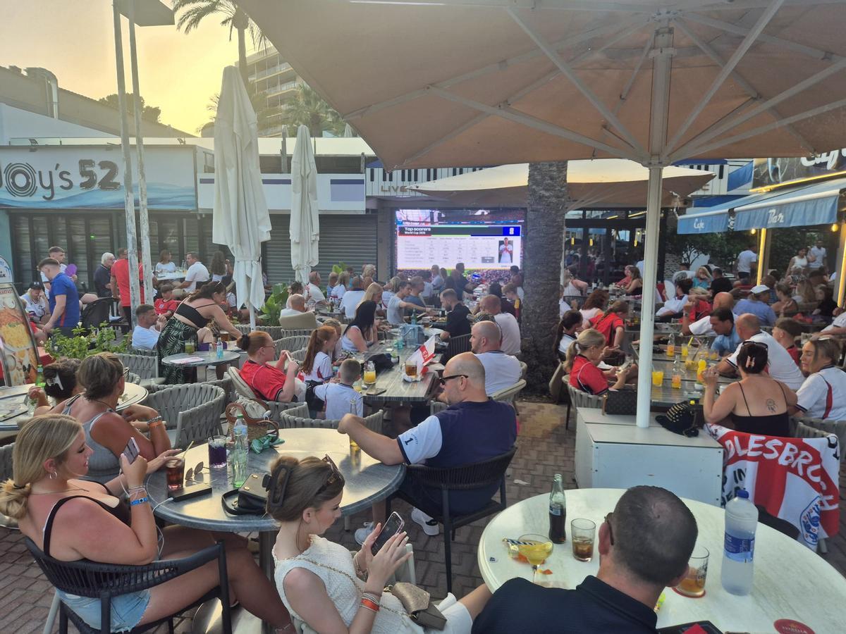 Aficionados ingleses se han concentrado en la zona de Magaluf (Calvià) para disfrutar del encuentro Argentina-Inglaterra.