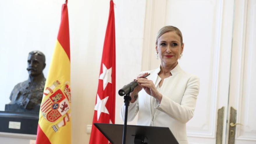 Cifuentes dimite pero se va "con la cabeza muy alta"