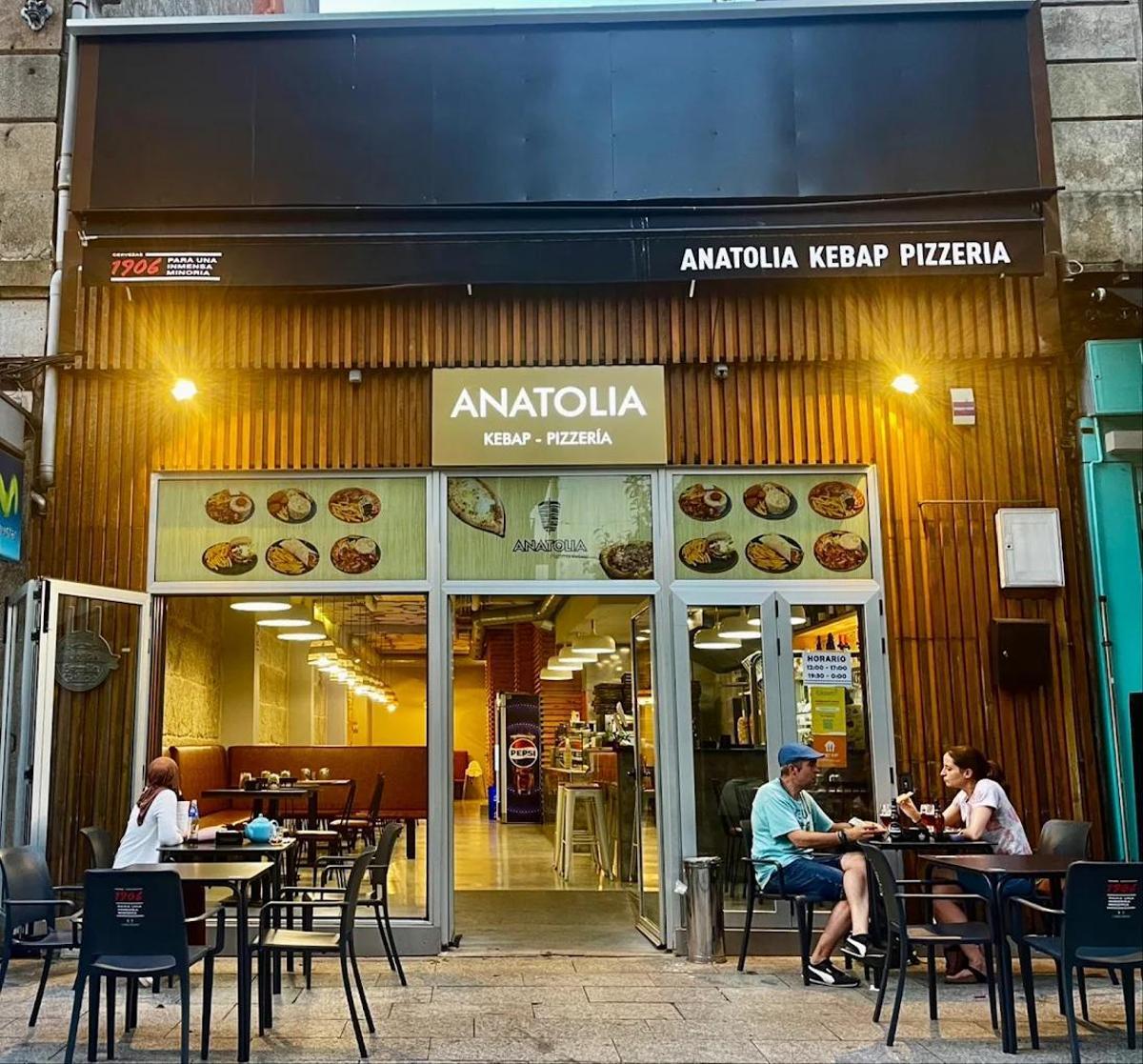 El local de kebabs y pizzas de O Calvario continuará funcionando como de costumbre, pues no tiene nada que ver con el nuevo establecimiento de Porta do Sol.
